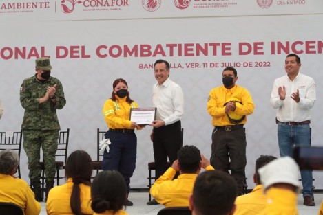 En un merecido homenaje a quienes trabajan en la línea de fuego, pidió tanto a servidores públicos de los tres órdenes de Gobierno y sociedad civil, ser responsables en las actividades cotidianas como incursionar en un bosque o al intervenir en la fisionomía del ecosistema mediante quemas.