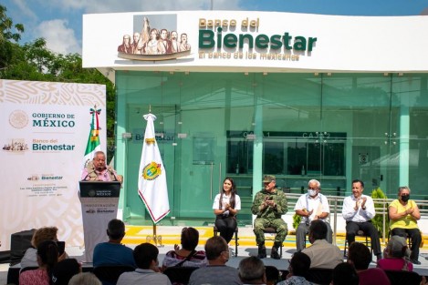 El Banco del Bienestar en Veracruz tendrá de clientes a dos millones de beneficiarios de los Programas Sociales, quienes recibirán sus apoyos directamente a sus tarjetas para poder disponer de su dinero en alguna de las sucursales que estén en operación, informó el Delegado de Programas para el Desarrollo, Manuel Huerta Ladrón de Guevara.