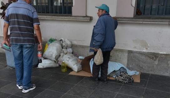 Preocupación entre la población causa un hombre mayor en situación de calle en el centro de Xalapa, ya que desde hace varios días presenta una herida en la cabeza y no ha sido atendido, dicen.