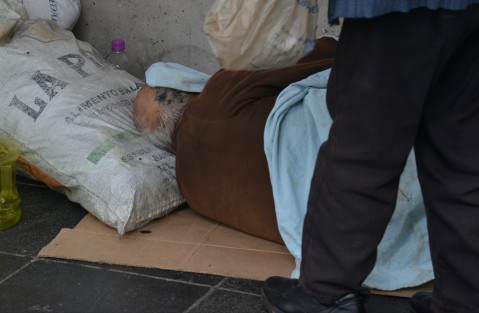 Preocupación entre la población causa un hombre mayor en situación de calle en el centro de Xalapa, ya que desde hace varios días presenta una herida en la cabeza y no ha sido atendido, dicen.