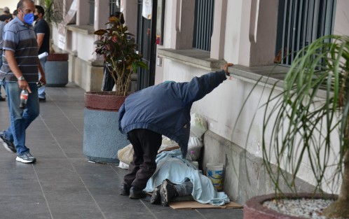 En ocasiones similares anteriores se ha cuestionado la inacción de las autoridades, sin embargo, éstas han aclarado que pese a las condiciones en que se encuentran éstas personas, no pueden ser llevados a ningún lado si ellos se niegan. 