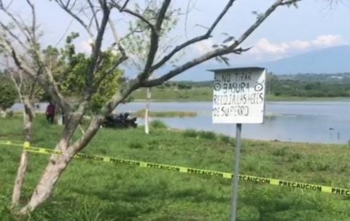 Un hombre sin vida fue hallado en la laguna de Miradores. Elementos de Protección Civil arribaron al lugar y con la ayuda de pobladores sacaron el cuerpo del agua.