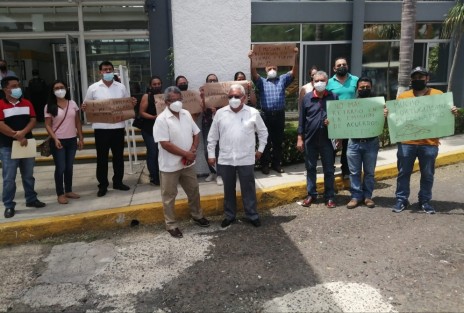 Agremiados al SITEM se manifestaron frente a las oficinas del IPE por supuestos retrasos en los trámites de sus pensiones.