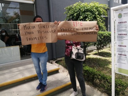 Agremiados al SITEM se manifestaron frente a las oficinas del IPE por supuestos retrasos en los trámites de sus pensiones.