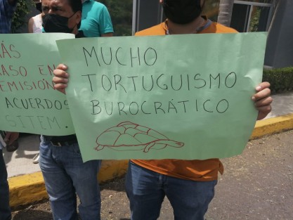 Agremiados al SITEM se manifestaron frente a las oficinas del IPE por supuestos retrasos en los trámites de sus pensiones.