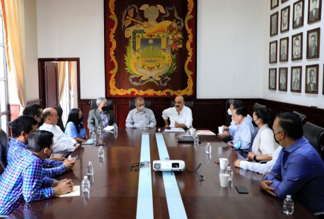 Durante una mesa de trabajo con integrantes de la Cámara Mexicana de la Industria de la Construcción (CMIC) de Xalapa, el Alcalde Ricardo Ahued dijo que presentarán un diagnóstico tanto al Cabildo como al Consejo de Desarrollo Municipal (CDM), con el fin de que se analicen y aprueben las acciones enfocadas al desarrollo de las zonas más vulnerables.