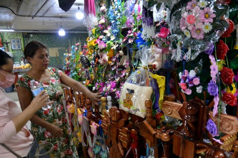 Al decir de los comerciantes del centro de la capital las ventas han disminuido mucho debido a que varias escuelas decidieron cancelar los eventos de graduación ya programados.