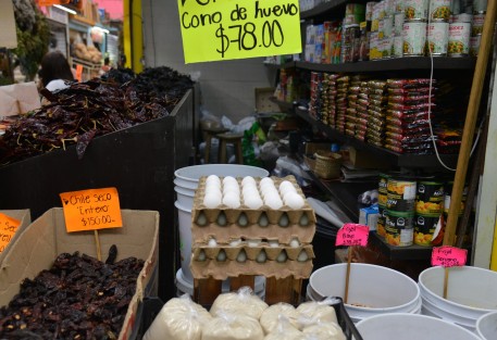 Por el aumento del huevo varios locales del mercado Jáuregui de la ciudad de Xalapa han preferido esperar a comprar este producto ya que la caja con 20 conos de huevo está hasta en 950 pesos  y los clientes no lo compran; esperan que se estabilice el precio para ganarle algo.
