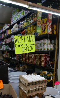 Por el aumento del huevo varios locales del mercado Jáuregui de la ciudad de Xalapa han preferido esperar a comprar este producto ya que la caja con 20 conos de huevo está hasta en 950 pesos  y los clientes no lo compran; esperan que se estabilice el precio para ganarle algo.