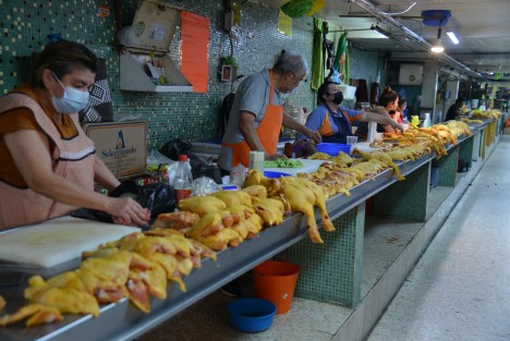 Los vendedores de pollo, otros de los afectados ante el alza de precios, ya que la venta ha disminuido mucho.