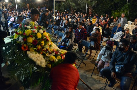 Cientos de familiares, conocidos, vecinos y curiosos, se dieron cita en el lugar para recibir los restos de los jóvenes. 