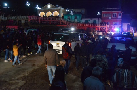 Cientos de familiares, conocidos, vecinos y curiosos, se dieron cita en el lugar para recibir los restos de los jóvenes. 