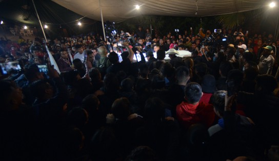 Cientos de familiares, conocidos, vecinos y curiosos, se dieron cita en el lugar para recibir los restos de los jóvenes. 