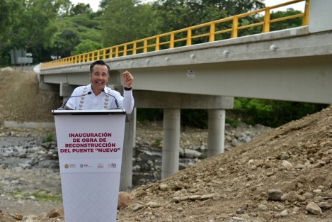 El mandatario reconoció el esfuerzo del personal de la Secretaría de Infraestructura y Obras Públicas encabezado por Elio Hernández Gutiérrez, siempre desde territorio; agregó que supervisará un puente más en las orillas de Martínez de la Torre que estaba en ruinas y ahora está concluido, además de reiterar que la transformación es sólo con el pueblo.
