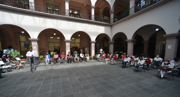 Con el objetivo de impulsar el reconocimiento de emociones a través de actividades artísticas, la Unidad de Servicio de Apoyo a la Educación Regular (USAER) 75 de la Zona 11 de Educación Especial Federal, en coordinación con la primaria estatal “Amalia Pabello Acosta”, implementó el proyecto Visualización Emocional a través del Arte (VEA), mismo que expone sus resultados en el patio central de Palacio Municipal.

