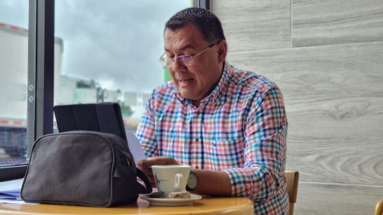 el diputado Othón Hernández Candanedo presentó un Anteproyecto con Punto de Acuerdo, por el cual prevé un exhorto al titular del Poder Ejecutivo estatal y a las 212 autoridades municipales a que cumplan con lo dispuesto en la Ley de Fomento a la Actividad Artesanal para el Estado de Veracruz de Ignacio de la Llave.