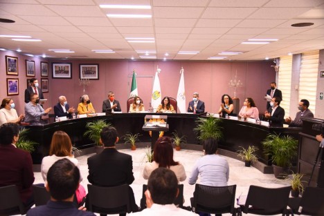 A convocatoria de la legisladora Arianna Guadalupe Ángeles Aguirre, rectores, directivos y representantes de instituciones universitarias particulares de la región de Xalapa, firmaron un convenio de colaboración por el cual se ofrece a jóvenes veracruzanos el acceso a becas y descuentos para que continúen con sus estudios profesionales