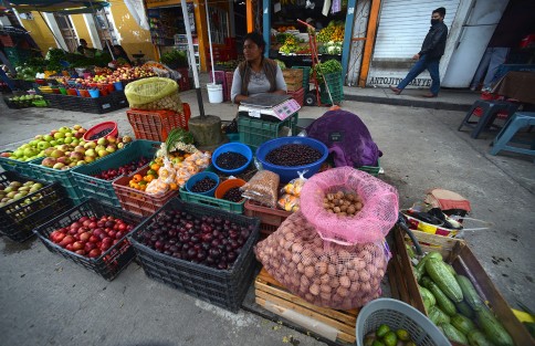 Por temporada en las calles de Altotonga uno puede comprar ciruelas, capulines, hongos y demás productos que comerciantes de las comunidades aledañas traen hasta la cabecera municipal a vender.