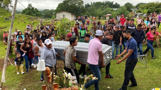 Este viernes, en Tlapacoyan, Ver., fue sepultado Pablo Ortega Álvarez, joven veracruzano que falleciera dentro de la caja de un tráiler en San Antonio, Texas, junto con otros migrantes.