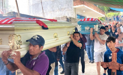 En San Marcos Atexquilapan, municipio de Naolinco, Misael, Yovani y Jair recibieron el último adiós y alrededor de las tres de la tarde fueron sepultados con sus uniformes del Deportivo San Marcos, equipo local que dirige su abuelo. 

