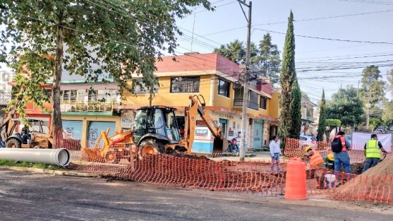 La Comisión Municipal de Agua Potable y Saneamiento de Xalapa informa que se atiende reparación de fuga de agua en red general de 16 pulgadas sobre la avenida Villahermosa que afecta línea al tanque Toluca, de la cual se estima concluyan labores la noche de este sábado. El  tiempo estimado de regularización será en el transcurso del domingo 17 de julio.


