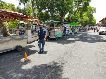 El Cabildo del Ayuntamiento de Coatepec, Ver, acordó en días pasados realizar un reordenamiento del comercio en el Parque Miguel Hidalgo y en el primer cuadro de la ciudad con la finalidad de cumplir con las disposiciones federales y seguir conservando la denominación de Pueblo Mágico.

