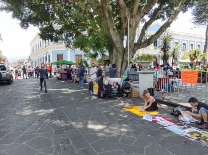 El Cabildo del Ayuntamiento de Coatepec, Ver, acordó en días pasados realizar un reordenamiento del comercio en el Parque Miguel Hidalgo y en el primer cuadro de la ciudad con la finalidad de cumplir con las disposiciones federales y seguir conservando la denominación de Pueblo Mágico.
