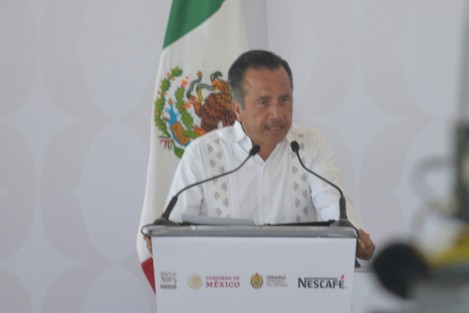  El gobernador Cuitláhuac García Jiménez dio la bienvenida a la Fábrica de Café de Nestlé que ha significado una derrama de 340 millones de dólares en el sur-sureste mexicano en beneficio de casi cien mil productores; en el acto de inauguración, agradeció al presidente Andrés Manuel López Obrador su apoyo por el inicio de esta nueva etapa en Veracruz.

