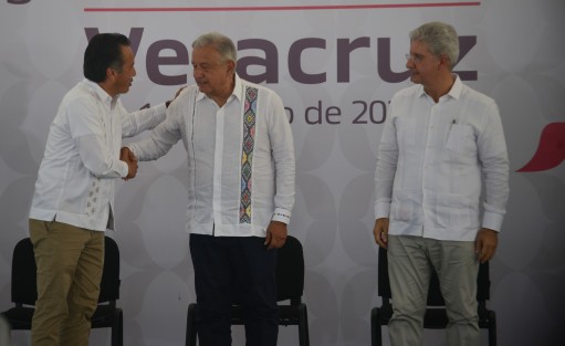 López Obrador aseguró que el Gobernador y la Alcaldesa de Veracruz aportaron mucho al proyecto de Nestlé facilitando los trámites para su instalación, mientras dio a conocer nuevos proyectos como el de extracción de gas en el campo Lakach, por mil 500 mdd, y la ampliación de plantas de fertilizantes en la zona de Coatzacoalcos.