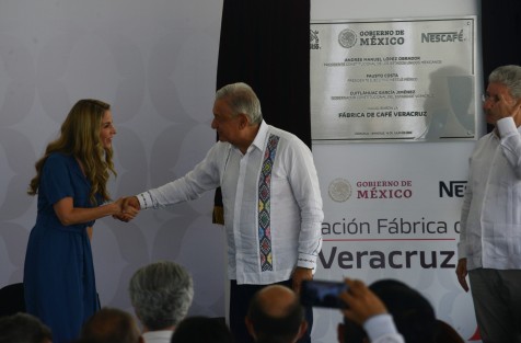 López Obrador aseguró que el Gobernador y la Alcaldesa de Veracruz aportaron mucho al proyecto de Nestlé facilitando los trámites para su instalación, mientras dio a conocer nuevos proyectos como el de extracción de gas en el campo Lakach, por mil 500 mdd, y la ampliación de plantas de fertilizantes en la zona de Coatzacoalcos.