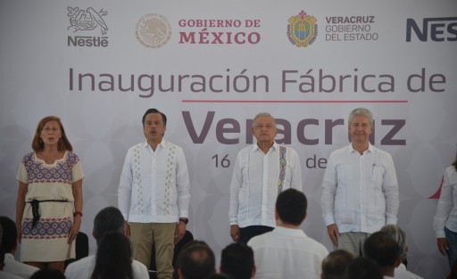 Estuvieron presentes la secretaria de Energía, Rocío Nahle García; el subsecretario de Egresos de Hacienda, Juan Pablo de Botton Falcón; los vicepresidentes de Nestlé, Fernando César Echegaray y Marco Antonio Costa Guimaraes; el presidente del Consejo Coordinador Empresarial, Francisco Cervantes Díaz; la alcaldesa Patricia Lobeira Rodríguez y la caficultora Margarita Pimentel González, entre otros. 