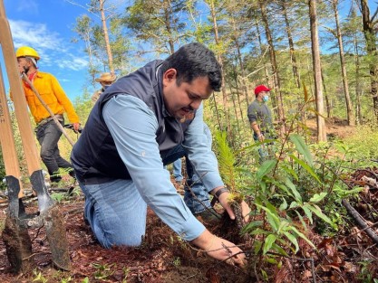Este domingo,  titulares de las dependencias así como sus equipos se sumaron  a la Jornada Estatal De Reforestación, en la que también participaron miembros de la SEDENA, GN y pobladores de todos los municipios donde se desarrolló la actividad.
