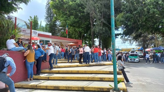Con diversas demandas, entre ellas la asignación de plazas vacantes disponibles, para cambios de adscripción y el pago ya de retroactivo de aumento salarial 2022, un grupo de docentes se manifestaron este lunes en las oficinas centrales de la SEV. 