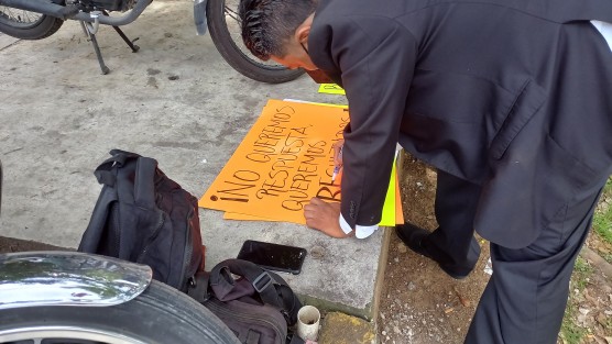 Con diversas demandas, entre ellas la asignación de plazas vacantes disponibles, para cambios de adscripción y el pago ya de retroactivo de aumento salarial 2022, un grupo de docentes se manifestaron este lunes en las oficinas centrales de la SEV. 
