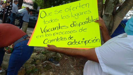 Con diversas demandas, entre ellas la asignación de plazas vacantes disponibles, para cambios de adscripción y el pago ya de retroactivo de aumento salarial 2022, un grupo de docentes se manifestaron este lunes en las oficinas centrales de la SEV. 