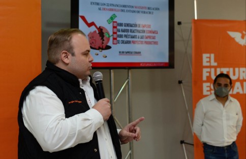 El coordinador estatal de MC, Sergio Gil Rullán, acusó al Gobernador morenista de endeudar más a Veracruz; mostró camisetas con la leyenda <em>Cuitláhuac es el Duarte de MORENA</em>.