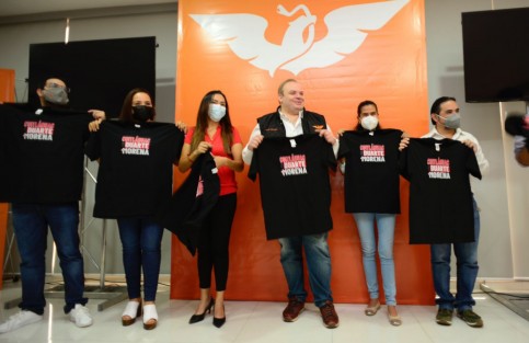 El coordinador estatal de MC, Sergio Gil Rullán, acusó al Gobernador morenista de endeudar más a Veracruz; mostró camisetas con la leyenda <em>Cuitláhuac es el Duarte de MORENA</em>.