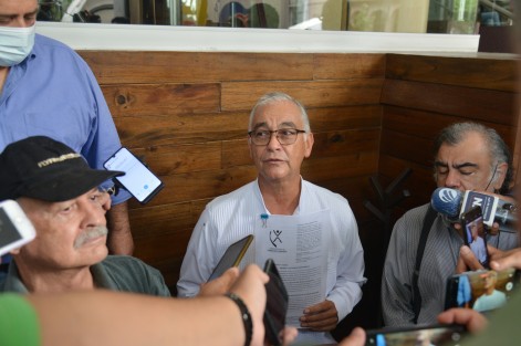 Empresarios integrantes de Empresas SOS demandaron mesas de trabajo con el Gobernador, a fin de que les paguen adeudos.  Dijeron que no habían salido por la pandemia, pero que ya están de regreso.