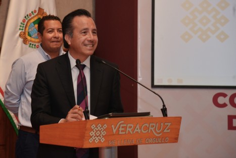 El gobernador de Veracruz, Cuitláhuac García Jiménez dijo: <em>No ofendan, eso de compararme con Duarte, como dicen los jóvenes, no manchen, yo no me llevo así</em>, ante los señalamientos del líder de Movimiento Ciudadano en la entidad, Sergio Gil Rullán, quien acusó al mandatario de endeudar al estado e incluso lo comparó con el ex gobernador priista Javier Duarte de Ochoa.