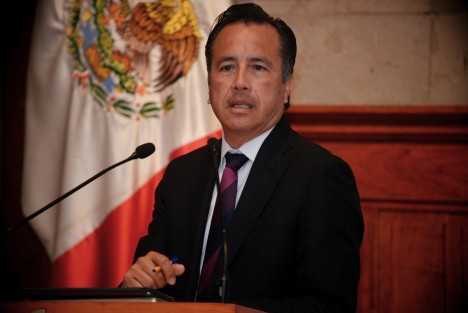 García Jiménez explicó que la deuda de que hablan es la misma que existía, simplemente se ha refinanciado, y que en ese tema <em>no se subirá al ring</em>. Señaló que por el contrario se ha pagado adeudos que habían dejado con el SAT, por ejemplo la deuda de la UV. Y que pedirá al titular de SEFIPLAN explique la situación real. 