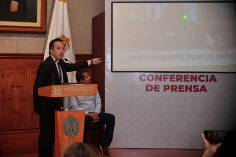 El Gobernador de Veracruz, recordó que el dirigente nacional de MC, incluso se tomó la foto con los mismos que endeudaron al Estado, y en ese momento no se aludió al endeudamiento, como ahora, por los tiempos que corren. 