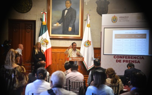 El mandatario Estatal Cuitláhuac García Jiménez en compañía de la titular del Sistema DIF Estatal, Rebeca Quintanar Barceló, presentó el Sistema de Alerta Temprana. Presente, Arturo Márquez, asesor del mandatario.