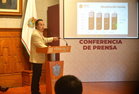 La actual administración estatal recibió el gobierno de Veracruz en el 2018, con una deuda superior a los 80 mil millones de pesos, la cual se originó desde la conclusión de la administración de Miguel Alemán, misma que creció en el sexenio fidelista, en la de Javier Duarte se incrementó al dejar de pagar compromisos y con Miguel Ángel Yunes no se pagó, explicó el Gobernador Cuitláhuac García.