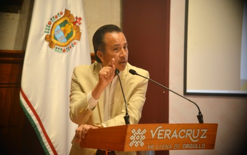 El gobernador Cuitláhuac García Jiménez señaló lo anterior y recordó que en la gestión fidelista se planteó la bursatilización, que a decir del entonces presidente del Congreso en esos años, Atanasio García Durán, se refería a una deuda a largo plazo, por lo que votó en contra, sin embargo, la mayoría, votó a favor del planteamiento del entonces Gobernador, esos que hoy critican, lo aprobaron, señaló.