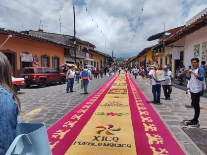 Luego de una pausa debido a la pandemia por el COVID-19, artesanos de Xico retomaron la elaboración de los tapetes de aserrín para la fiesta patronal.  