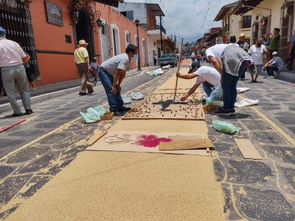 Luego de una pausa debido a la pandemia por el COVID-19, artesanos de Xico retomaron la elaboración de los tapetes de aserrín para la fiesta patronal.  