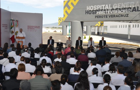 El gobernador Cuitláhuac García Jiménez, junto al secretario de Salud de la entidad, Gerardo Díaz Morales inauguraron este miércoles el nuevo Hospital General de Perote, obra que había sido abandonada en 2009.  