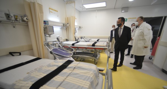 El gobernador Cuitláhuac García Jiménez, junto al secretario de Salud de la entidad, Gerardo Díaz Morales inauguraron este miércoles el nuevo Hospital General de Perote, obra que había sido abandonada en 2009.  