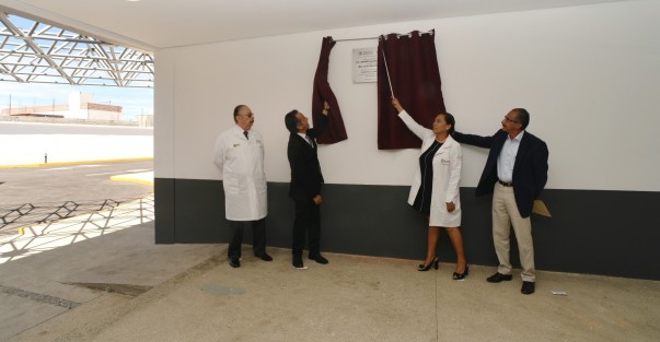 El gobernador Cuitláhuac García Jiménez, junto al secretario de Salud de la entidad, Gerardo Díaz Morales inauguraron este miércoles el nuevo Hospital General de Perote, obra que había sido abandonada en 2009, hace 13 años, durante el sexenio de Fidel Herrera Beltrán.