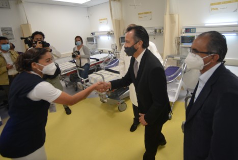 El gobernador Cuitláhuac García Jiménez, junto al secretario de Salud de la entidad, Gerardo Díaz Morales inauguraron este miércoles el nuevo Hospital General de Perote, obra que había sido abandonada en 2009, hace 13 años, durante el sexenio de Fidel Herrera Beltrán.